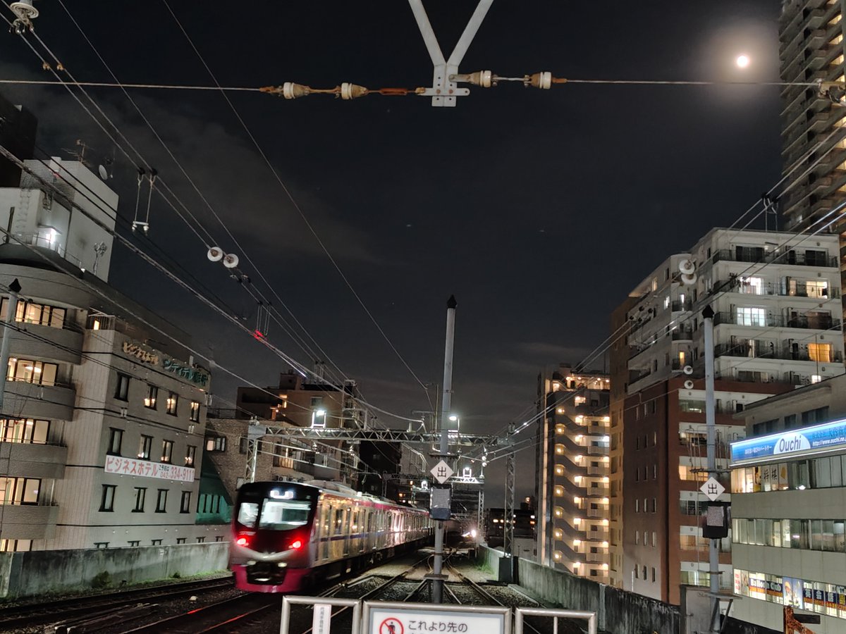 milkymintsheart's tweet photo. ちなみに仕事帰り、駅のホームから見えた月🎑(画面右上)。#京王線 #京王5000系 https://t.co/61gguRb1wJ