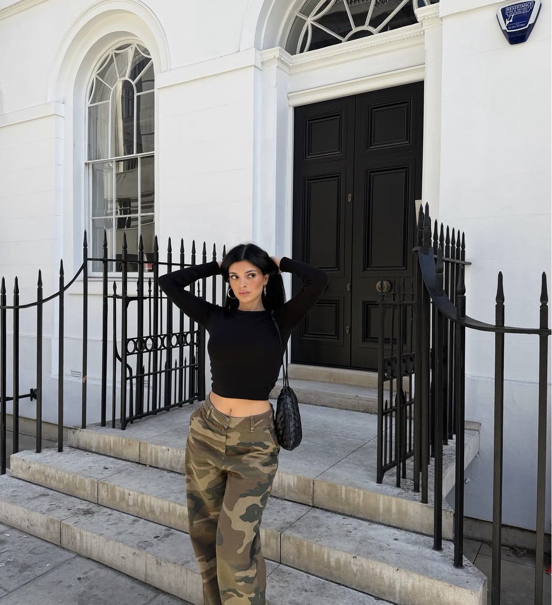 gossipmagazinn's tweet photo. Ali Biçim, Paris’te abartılı kombinlerinden sonra Londra’yı kamuflajla gezmeye başladı. https://t.co/Nmsa4nOuG8
