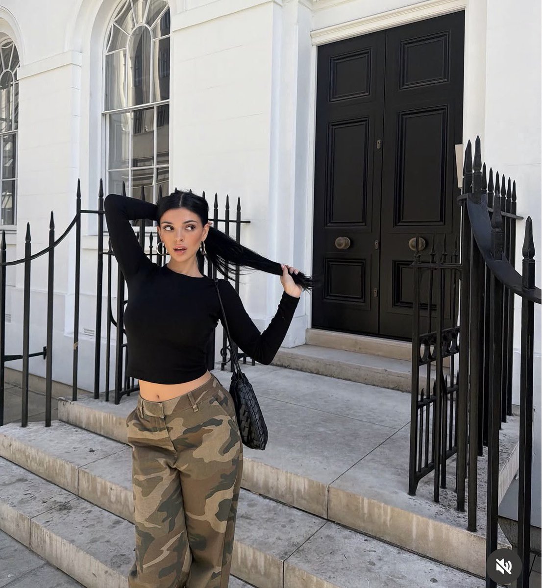 gossipmagazinn's tweet photo. Ali Biçim, Paris’te abartılı kombinlerinden sonra Londra’yı kamuflajla gezmeye başladı. https://t.co/Nmsa4nOuG8