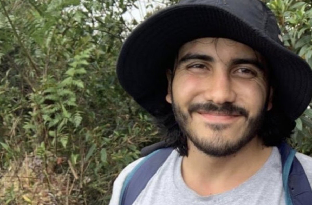 JoseIsmaelPena's tweet photo. Nuestra Universidad está de luto por Andrés Camilo Peláez Yepes. 

Su muerte nos duele como comunidad y nos obliga a acompañar, con respeto y solidaridad, a su madre, a su familia, a sus amigos, profesores y compañeros.

Andrés Camilo fue formado para servir al país desde el conocimiento.

Por eso rechazamos con firmeza que la violencia pretenda decidir dónde pueden trabajar nuestros profesionales, investigar nuestros científicos, enseñar nuestros maestros o llegar nuestras instituciones.

Colombia no puede acostumbrarse a que el miedo, el secuestro, la desaparición forzada o el homicidio cierren caminos, silencien vocaciones o aparten a las comunidades de quienes pueden contribuir a transformar sus realidades.

Por Andrés Camilo, y por todos quienes trabajan por un país mejor, defendemos la vida, la dignidad, la verdad y la justicia, siempre.