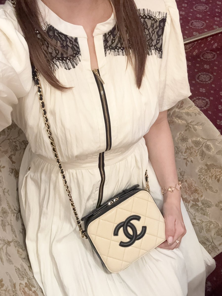 meme_hlt's tweet photo. 大阪店プレにはAurelia Front Zip Dress
で行きました👗あまり着ている方をお見かけしないけど袖がしっかり隠れてポケット大きくてヘビロテしてる😌着脱しやすいフロントジップだから試着も楽でした🤍このドレスとCHANELのバッグの合わせも気に入っていてスタッフさんに褒めてもらえて嬉しかった🥰 https://t.co/7mSYfzD9uj