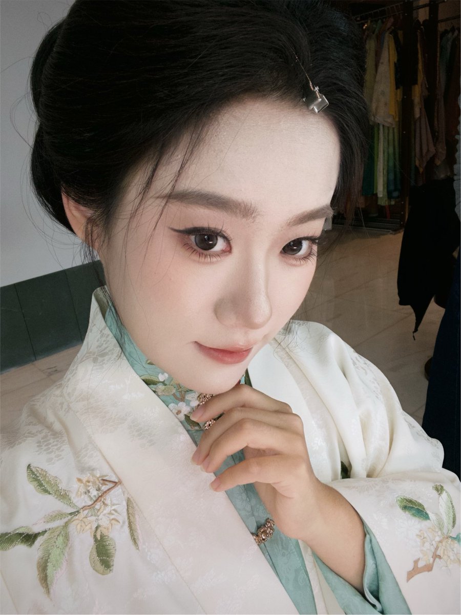 lbxxLOVE7's tweet photo. 嘬嘬嘬   来，嘴一个～  #iiii #4i #姐狗 https://t.co/O3S3IBe9zX