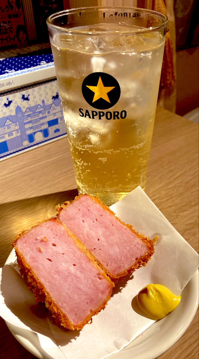 tsubayoshi's tweet photo. 落語の後はゆにおん食堂さんへ
北海道でも当たり前じゃないシャトークイーンのフライ美味しい。粗塩と相性抜群😋
ホタルイカのワサビ漬けも鰻串もビールに合う！
ハムカツにデュワースハイボールがこれまた合う😋
ゆにおん食堂さんは、美味しくて楽しくて気さくで、最高のお店です😙 https://t.co/Z9KT7UgCbe