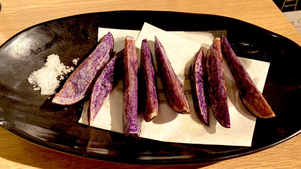 tsubayoshi's tweet photo. 落語の後はゆにおん食堂さんへ
北海道でも当たり前じゃないシャトークイーンのフライ美味しい。粗塩と相性抜群😋
ホタルイカのワサビ漬けも鰻串もビールに合う！
ハムカツにデュワースハイボールがこれまた合う😋
ゆにおん食堂さんは、美味しくて楽しくて気さくで、最高のお店です😙 https://t.co/Z9KT7UgCbe