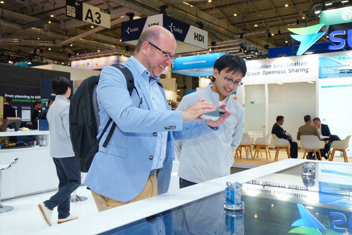 CRRC_global's tweet photo. ⚡ A busy final day at WindEnergy Hamburg 2026! CRRC’s booth continued to draw international visitors, with strong interest in our 66 kV oil-immersed transformers for offshore wind and 35 kV dry-type transformers for onshore wind.

High capacity, compact design, high efficiency and low partial discharge—our technical team explained these features and discussed how the transformers can meet different project needs across international markets. The conversations opened up promising opportunities for future collaboration.

🤝 Thank you to everyone who visited us in Hamburg. The exhibition is coming to a close, but let’s keep the conversations going!

#CRRC #WindEnergyHamburg2026 #WindPower