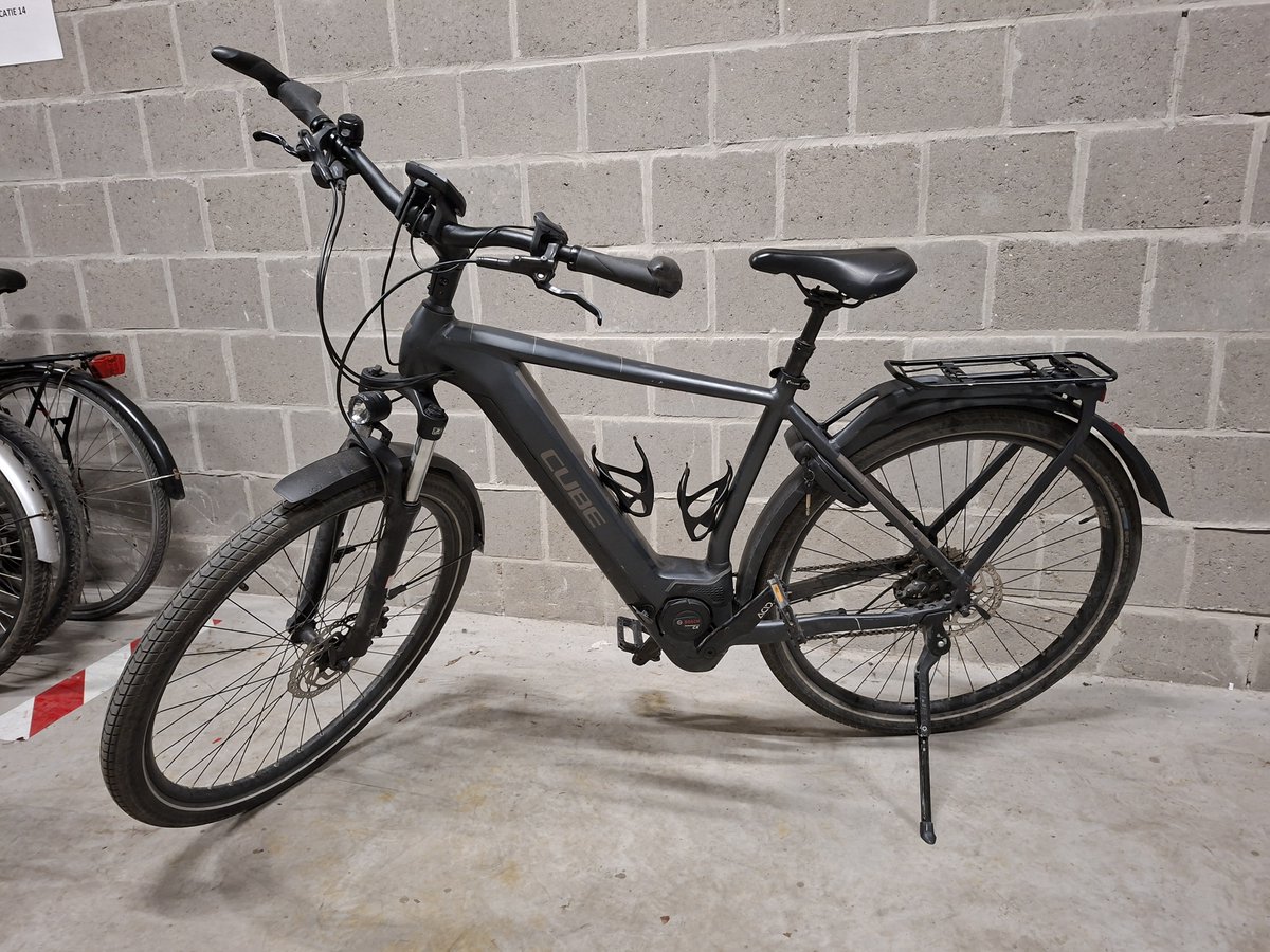 pzvlas's tweet photo. 🚨Deze zwarte elektrische fiets van het merk Cube werd in de nacht van dinsdag 22 op woensdag 23 september aangetroffen in de Bissegemsestraat in Bissegem. De fiets was niet gesloten👮De eigenaar kan zich melden via het 📧 e-mailadres 👉 pz.vlas.fietsdiefstallen@police.belgium.eu https://t.co/dw3bPFdfti