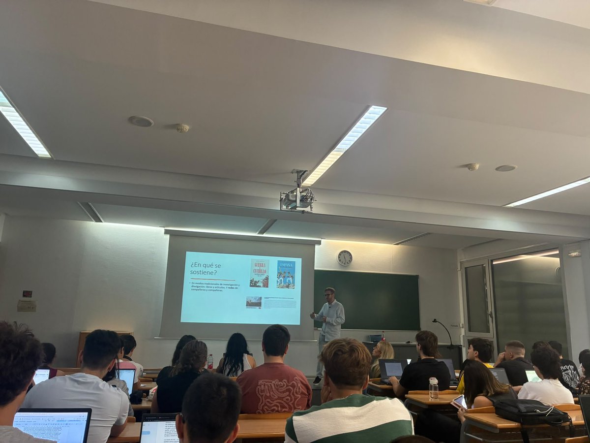 DanielAquillue's tweet photo. Esta mañana he podido hablar al alumnado del Grado de Historia de la UV sobre divulgación históricas, gracias a la invitación de Josep Escrig. https://t.co/75jLErrCfN