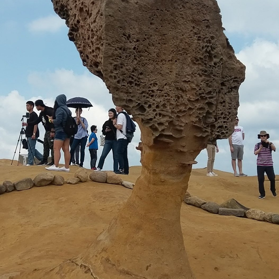 Taiwan’s Famous Queen’s Head Is Slowly Losing Its Neck

Taiwan’s Queen’s Head has been photographed for decades, revealing how natural weathering has progressiv