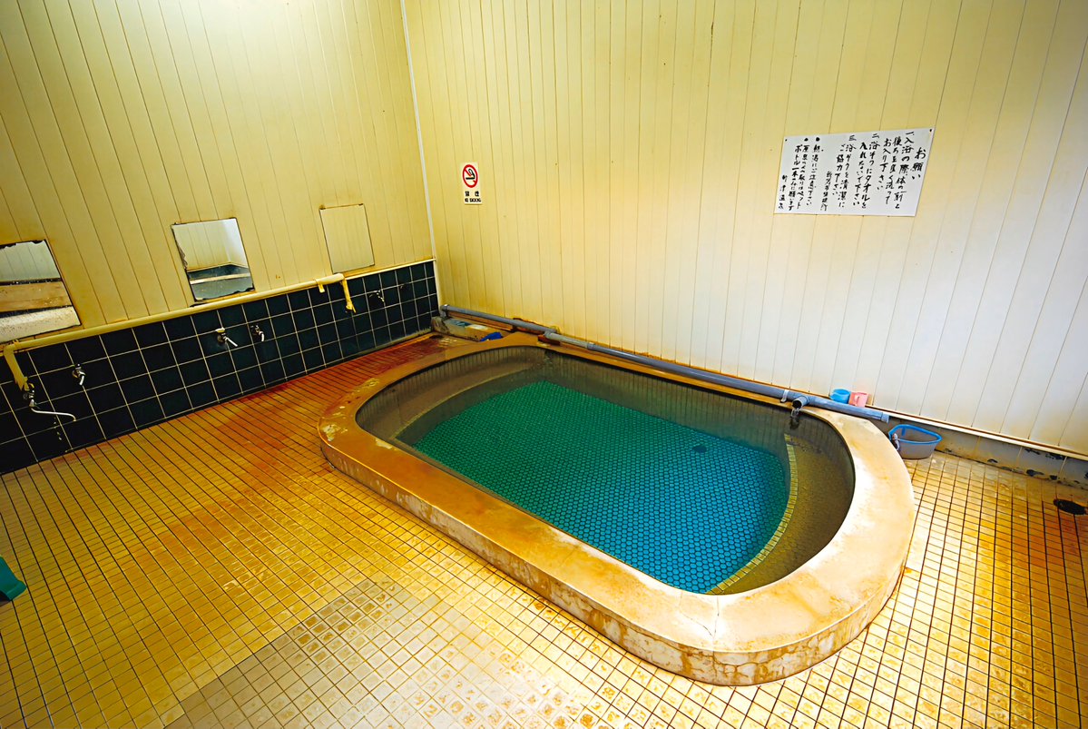 onsenmeijn's tweet photo. 全国の温泉ファンや温泉マニアから「ハードコア系温泉の聖地」と称される名湯
『新津温泉』についにやってきた🙌
北海道の豊富温泉♨️と比べると、ここ新津温泉は、より揮発性の高い石油香と強い塩分、そして灯油やガソリンを思わせるアタックの強い刺激的な個性が突き抜けているって感じかな🤔❓️ https://t.co/loZxJ4vhyl