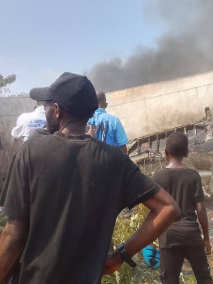 Billyanders26's tweet photo. Un avion civil s'est écrasé cet après-midi, vers 14 heures, dans la ville de Kenge, chef-lieu de la province du Kwango, située à environ 275 km de Kinshasa.

 Selon les premiers témoignages recueillis sur place, l'accident n'a laissé aucun survivant.

 Plusieurs heures après le drame, la population locale déplore l'absence d'interventions des forces de l'ordre et des services de secours sur le lieu du crash.