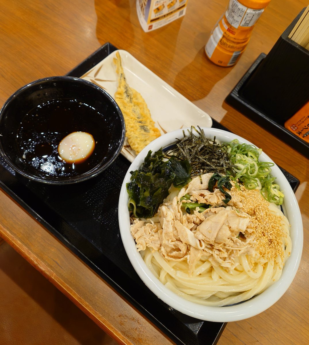 boatrace194's tweet photo. ゲン担ぎで丸亀製麺へ🍜
讃岐はカップ戦含め7連敗中。
見下すとかではなく、浮上するためには絶対に勝たないと👊🔥
「アウェイ3連戦のラストは勝ってもらいたいね👍️」じゃねえんだよ😠勝ちしか要らない!
ちなみに3玉まで一律料金だった😳
また太ってまう🐷🧢💦
3玉で勝点3👌おやすみ😴
#fcgifu https://t.co/TxxTi0veow