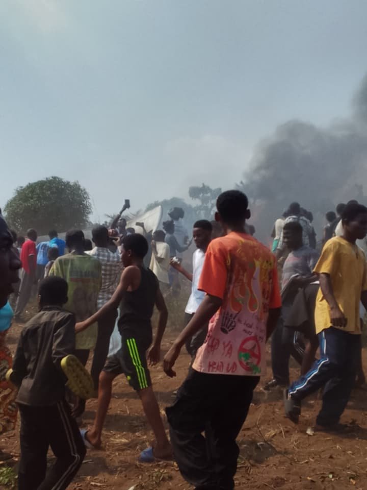 Billyanders26's tweet photo. Un avion civil s'est écrasé cet après-midi, vers 14 heures, dans la ville de Kenge, chef-lieu de la province du Kwango, située à environ 275 km de Kinshasa.

 Selon les premiers témoignages recueillis sur place, l'accident n'a laissé aucun survivant.

 Plusieurs heures après le drame, la population locale déplore l'absence d'interventions des forces de l'ordre et des services de secours sur le lieu du crash.
