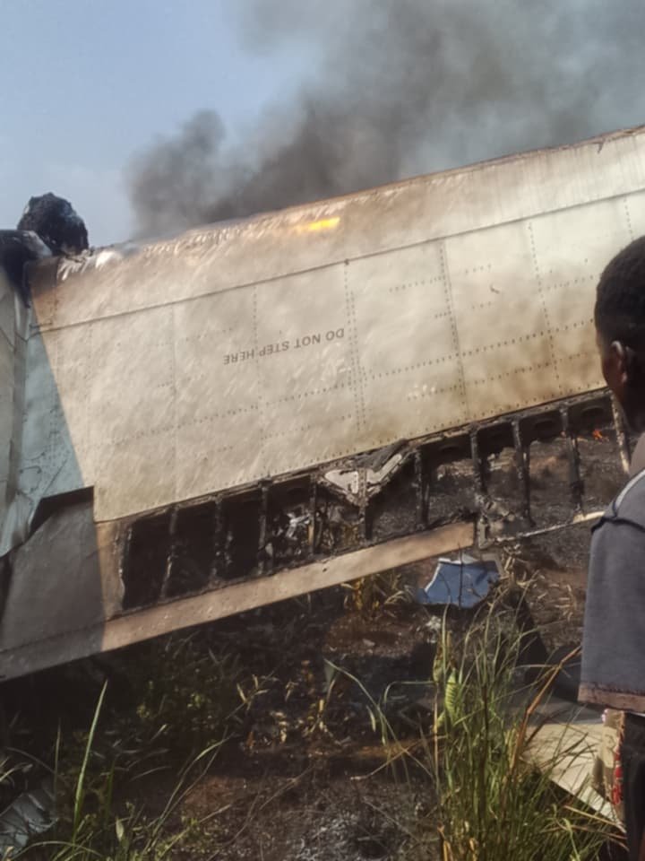 Billyanders26's tweet photo. Un avion civil s'est écrasé cet après-midi, vers 14 heures, dans la ville de Kenge, chef-lieu de la province du Kwango, située à environ 275 km de Kinshasa.

 Selon les premiers témoignages recueillis sur place, l'accident n'a laissé aucun survivant.

 Plusieurs heures après le drame, la population locale déplore l'absence d'interventions des forces de l'ordre et des services de secours sur le lieu du crash.