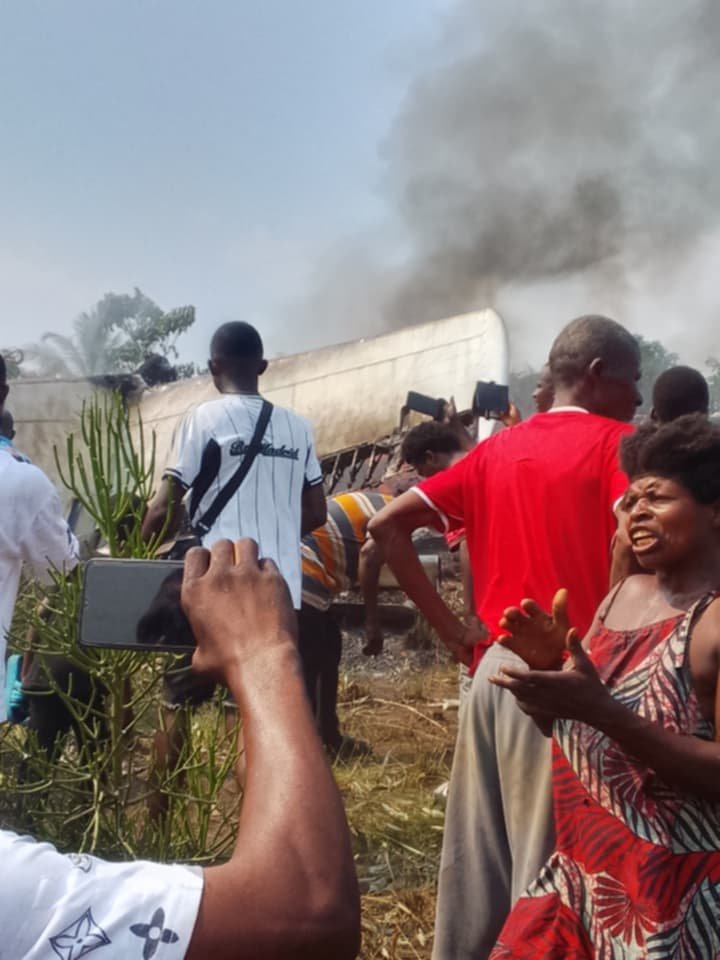 Billyanders26's tweet photo. Un avion civil s'est écrasé cet après-midi, vers 14 heures, dans la ville de Kenge, chef-lieu de la province du Kwango, située à environ 275 km de Kinshasa.

 Selon les premiers témoignages recueillis sur place, l'accident n'a laissé aucun survivant.

 Plusieurs heures après le drame, la population locale déplore l'absence d'interventions des forces de l'ordre et des services de secours sur le lieu du crash.