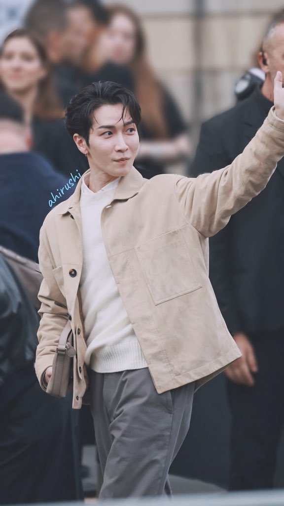 s_ahiru517's tweet photo. ミラノに溶け込む翔太くん💙✨
Shota looking effortlessly elegant in Milan ✨

#TodsSS27 #ShotaWatanabe #渡辺翔太
@TODS_JAPAN @Tods https://t.co/k37rrFFNWn