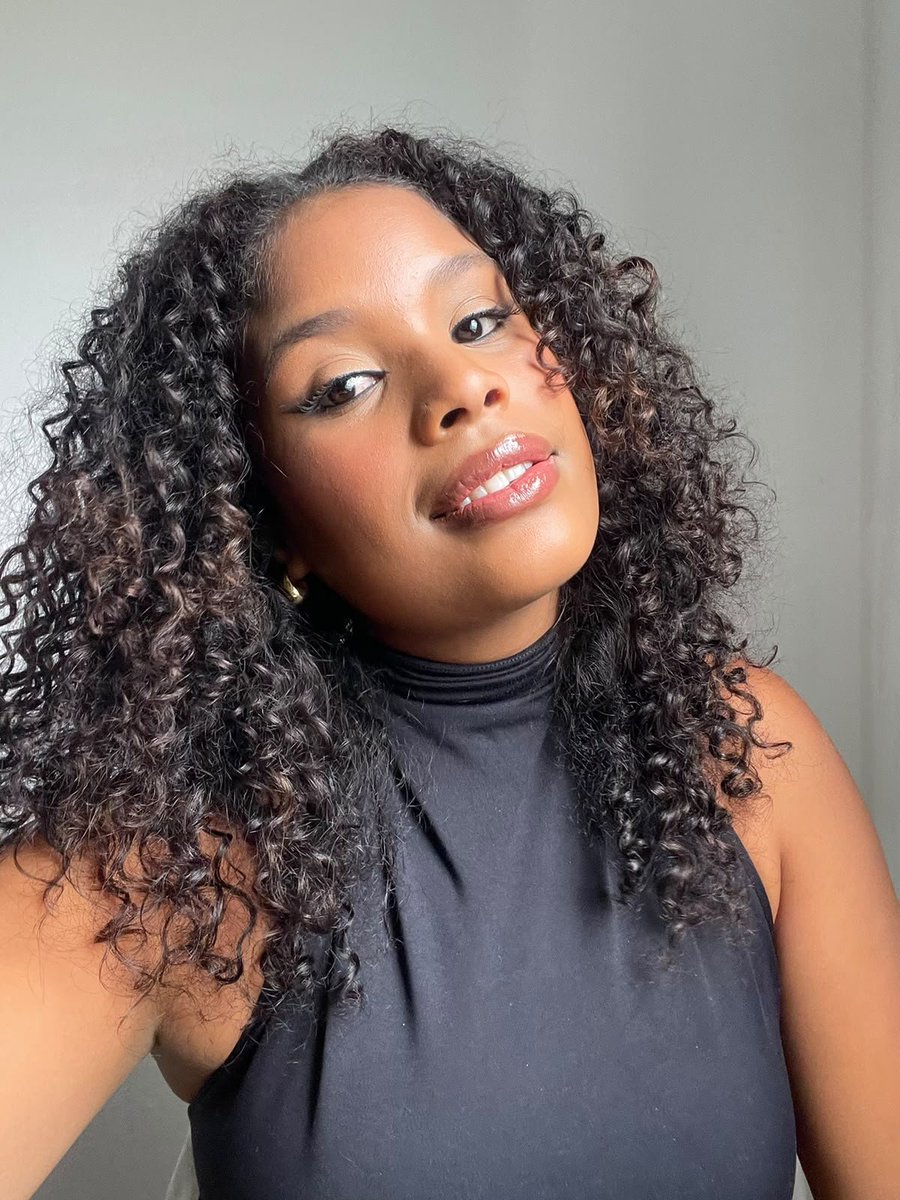 bodakamarelo's tweet photo. Olá, Twitter. Bom dia! 

Reparem na beleza da minha best enquanto MULHER NEGRA, fruto de políticas públicas, guerreira e periférica. Pode entrar, rainha das terras férteis, pitonisa de Tebas, Nefertiti latinoamericana  @maduda168. https://t.co/0rm5OYMZnN