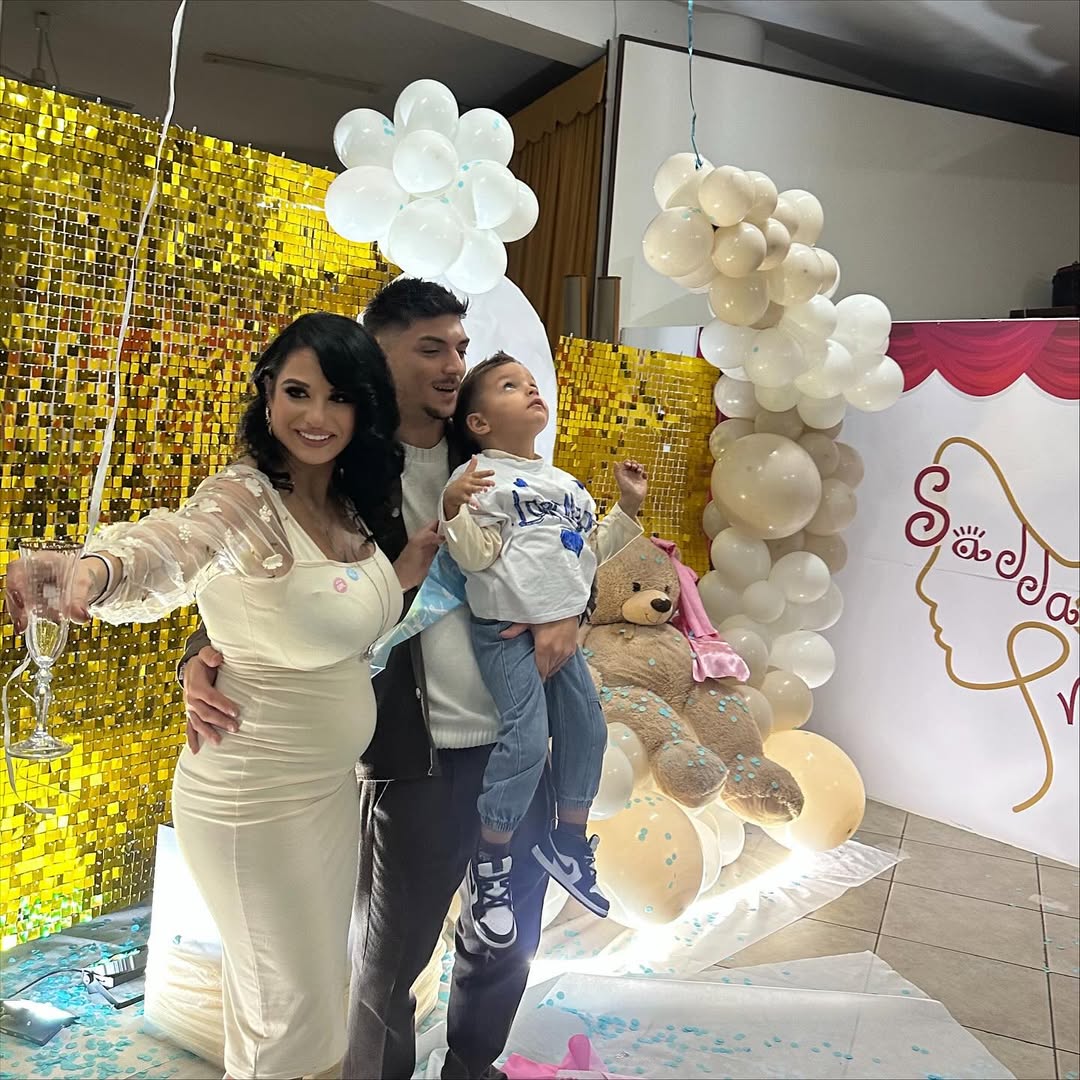 GayleneRaiche's tweet photo. Da ragazzine a donne. Esattamente 11 anni fa incontravo Giusy a una festa. Oggi l’ho preparata per il suo gender reveal: ha trovato l’amore e sta costruendo la sua famiglia. La vera luce? I suoi occhi, pieni d’amore. https://t.co/ZCKpZUQs5s