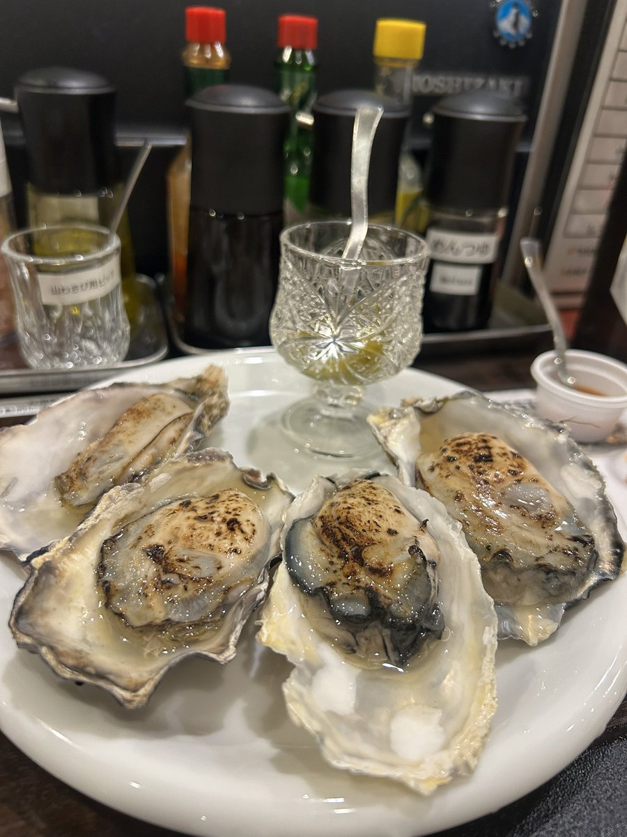 saki1376's tweet photo. むぎさんと念願の生牡蠣を食らってきました
美味しかった！20とか秒だった
その後はおうちでお泊まりです
めちゃくちゃ話してる https://t.co/qTmbMDSloq