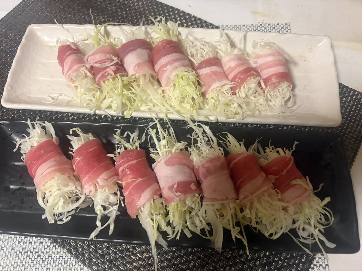 Irohapapa_Poke's tweet photo. キャベツ大量消費の為にポトフ作ってからの、千切りキャベツをバラ肉で巻いてこれをこうしてこんなの作ります‼️ https://t.co/u2FXwKXOnk