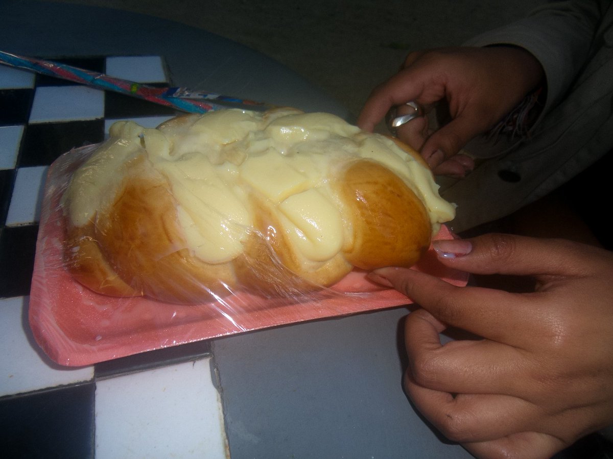 Vodkafurtada's tweet photo. Maior fã desse pão gozado do mercado https://t.co/IYRtHoYqJ2