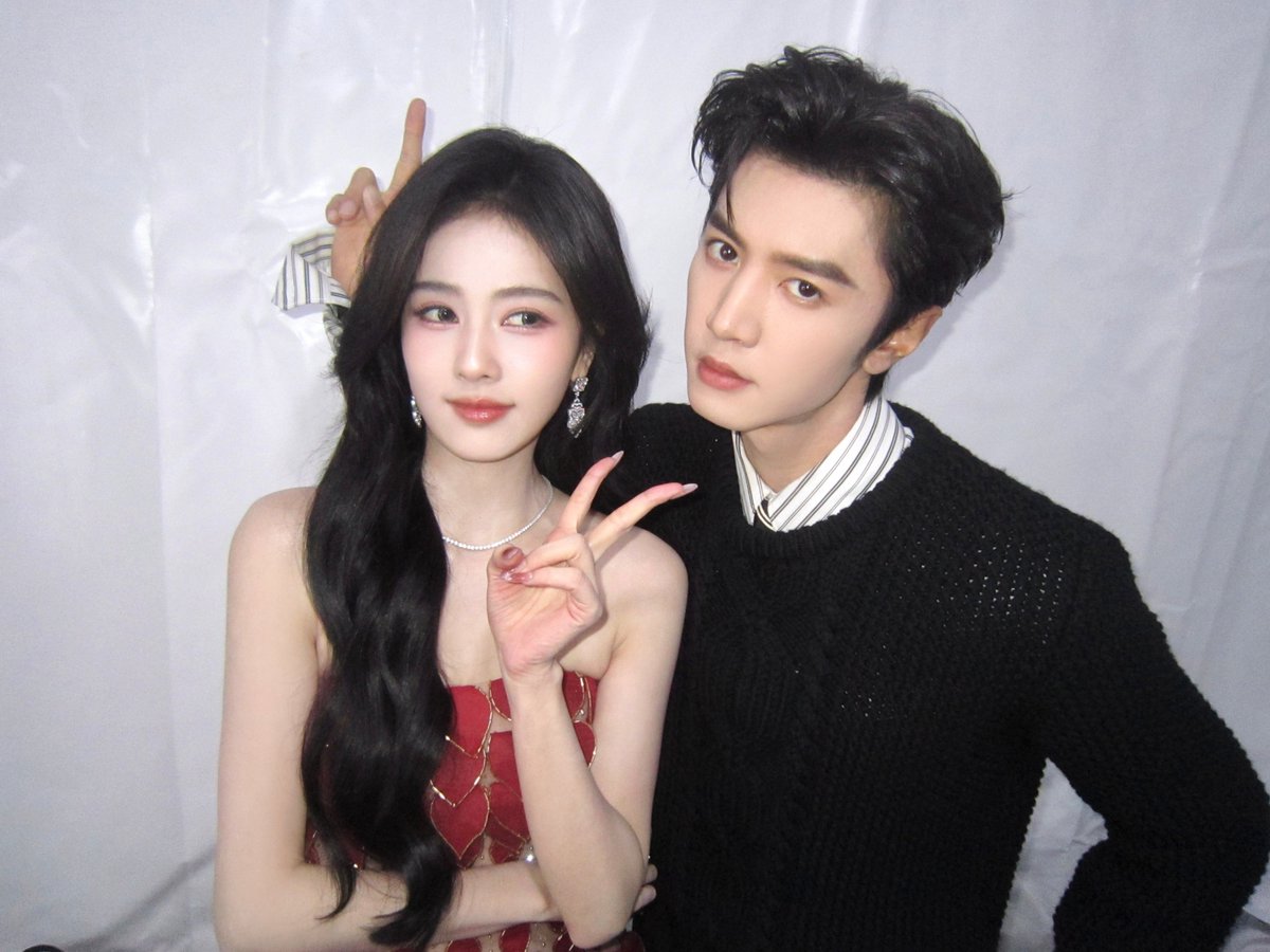 dablcpnk2's tweet photo. 260925 - 朝玉阶官微 Weibo 

#Echoes shares pics of their main leads #BaiLu and #ChenZheyuan at the Bazaar Gala Night for Mid Autumn Festival! 

#BaiLuxBazaarGala2026 https://t.co/9htywGHF0T
