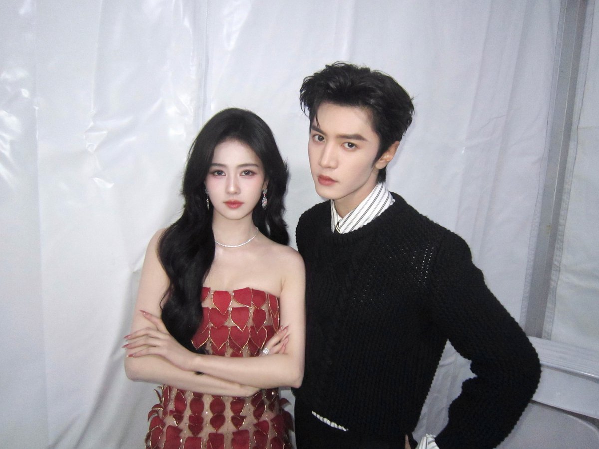 dablcpnk2's tweet photo. 260925 - 朝玉阶官微 Weibo 

#Echoes shares pics of their main leads #BaiLu and #ChenZheyuan at the Bazaar Gala Night for Mid Autumn Festival! 

#BaiLuxBazaarGala2026 https://t.co/9htywGHF0T