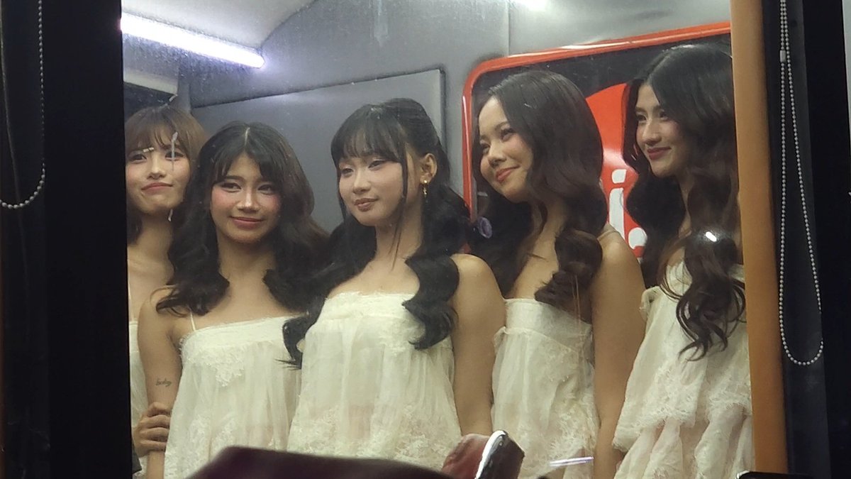 kaiapalagi's tweet photo. ily, my girls 🤍

HULOG SA WISH BUS
#kaia #hulogbykaia #KAIAonWishBus https://t.co/xWBzaZWC9s