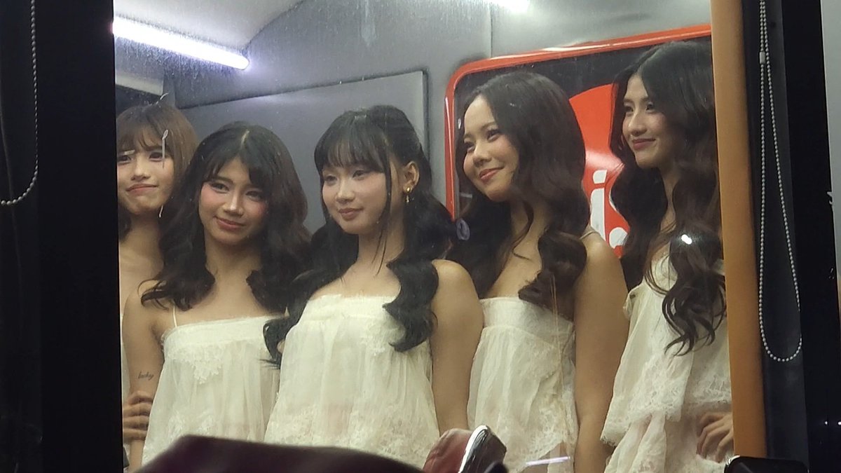 kaiapalagi's tweet photo. ily, my girls 🤍

HULOG SA WISH BUS
#kaia #hulogbykaia #KAIAonWishBus https://t.co/xWBzaZWC9s
