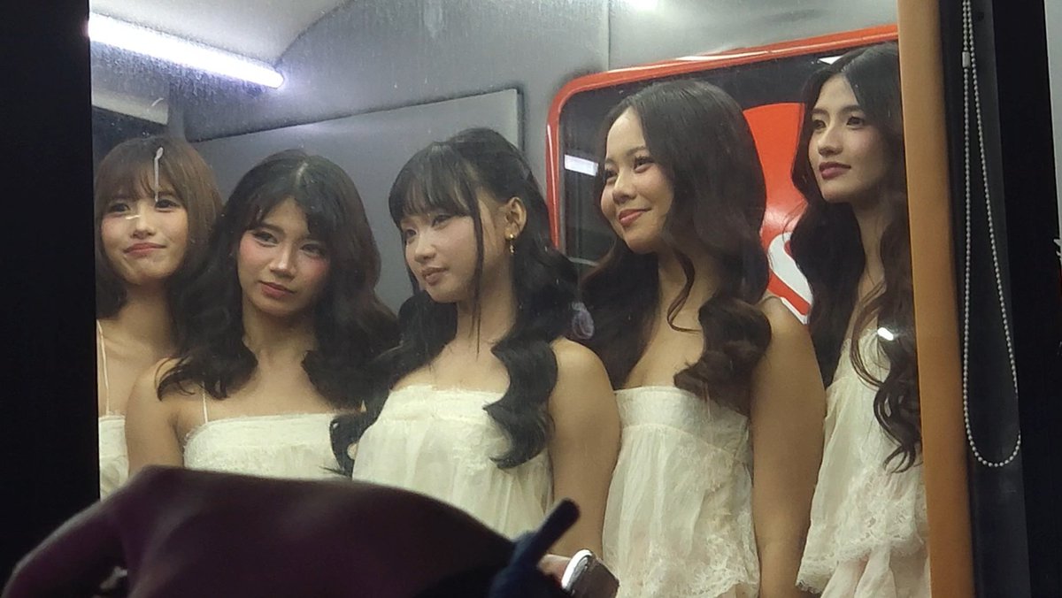 kaiapalagi's tweet photo. ily, my girls 🤍

HULOG SA WISH BUS
#kaia #hulogbykaia #KAIAonWishBus https://t.co/xWBzaZWC9s