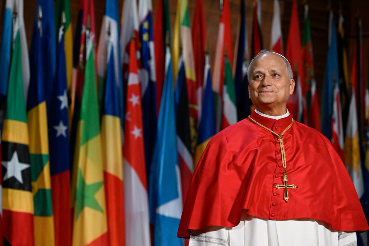 vaticannews_es's tweet photo. En su discurso desde la sede de la @UNESCO_es, @Pontifex_es recuerda: "No se puede comprender al ser humano separando lo que forma parte de un todo: el cuerpo y el alma, la vida personal y las relaciones, nuestra relación con los demás y con el medio ambiente". #PapeEnFrance https://t.co/hHjlbbtDde