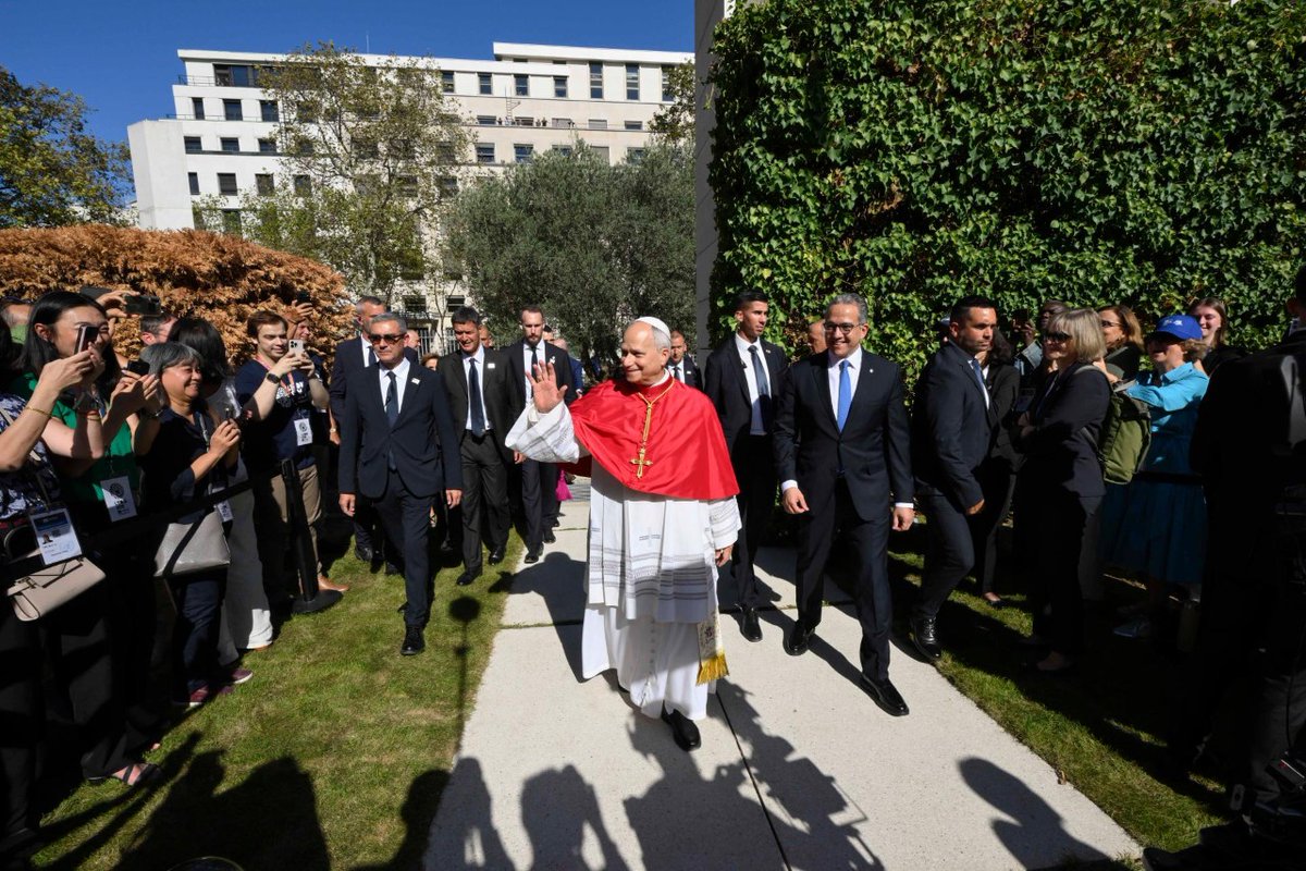 vaticannews_es's tweet photo. En su discurso desde la sede de la @UNESCO_es, @Pontifex_es recuerda: "No se puede comprender al ser humano separando lo que forma parte de un todo: el cuerpo y el alma, la vida personal y las relaciones, nuestra relación con los demás y con el medio ambiente". #PapeEnFrance https://t.co/hHjlbbtDde