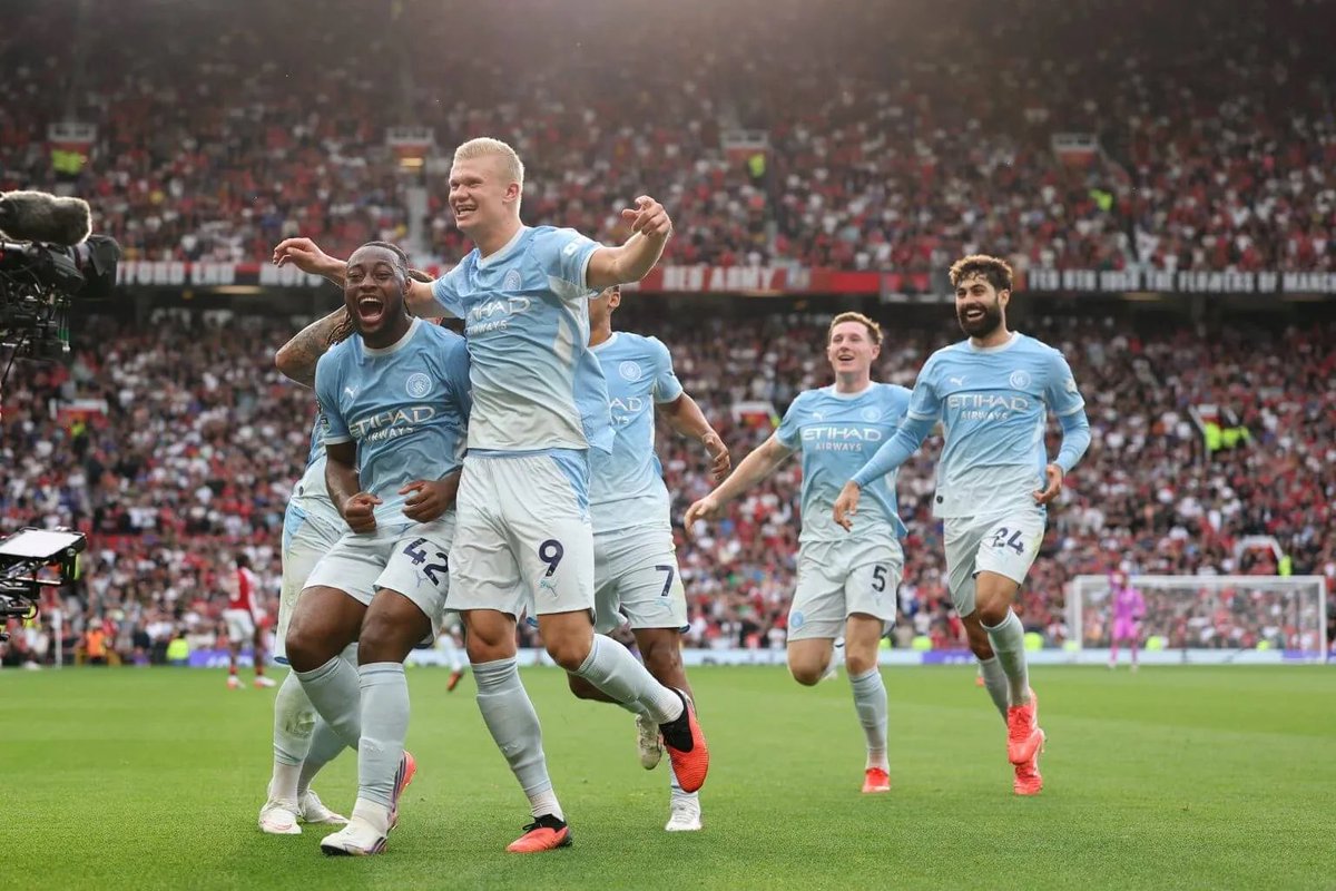 utdfocusid's tweet photo. 🚨 BREAKING NEWS: MANCHESTER CITY DINYATAKAN BERSALAH DALAM HAMPIR SELURUH 115 TUDUHAN PELANGGARAN FINANSIAL PREMIER LEAGUE!

Menurut laporan The Athletic, Manchester City dinyatakan bersalah dalam 114 dari 115 tuduhan pelanggaran regulasi finansial Premier League.

Kasus yang mencakup periode 2009–2018 ini berkaitan dengan dugaan manipulasi laporan keuangan, pembayaran kepada pemain dan pelatih, serta pelanggaran aturan Financial Fair Play (FFP) dan Profitability and Sustainability Rules (PSR).

Lalu, apa hukumannya?

Belum diputuskan. City berpotensi menghadapi berbagai sanksi, mulai dari denda, pengurangan poin, pencabutan gelar, hingga kemungkinan dikeluarkan dari Premier League.

Manchester City diperkirakan akan mengajukan banding. Klub juga menegaskan bahwa proses hukum masih berlangsung dan belum memberikan perubahan sikap sejak tuduhan tersebut pertama kali diumumkan pada Februari 2023.

Jika laporan ini terkonfirmasi dalam keputusan final, kasus yang sudah berjalan selama bertahun-tahun ini bisa menjadi salah satu skandal finansial terbesar dalam sejarah Premier League.

115 TUDUHAN. 114 DINYATAKAN TERBUKTI. DAN NASIB GELAR-GELAR MANCHESTER CITY KINI JADI PERTANYAAN BESAR.

📰: @TheAthleticFC