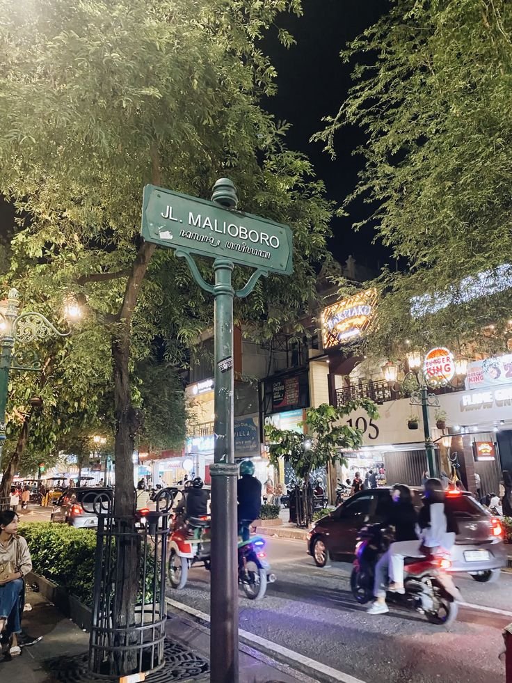 evellieu's tweet photo. Mumpung besok libur, mampir dulu ke sini mau beli satee.. https://t.co/DmQ56KNzn8
