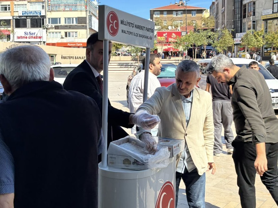 mhp_maltepe's tweet photo. Milliyetçi Hareket Partisi Maltepe İlçe Başkanlığı olarak, Maltepe Merkez Camii’nde Cuma namazı çıkışında cami cemaatimize ve vatandaşlarımıza lokum ikramında bulunduk. https://t.co/eO0XBlieq6