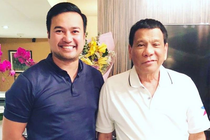 imtheatan's tweet photo. ‼️VELASCO AT MGA DUTERTE, MAY MGA TANONG KAYONG KAILANGANG SAGUTIN

Ordinary Filipinos spend decades paying for one home. 

Pero ayon sa dating security aide ni former Speaker Lord Allan Velasco, six houses diumano ang binili para gawing STORAGE ng cash!

Six houses, allegedly, just for cash! 

According sa GMA report, Police Corporal Rodulfo Gracioso Jr. alleged that he delivered over ₱2 billion for Sara Duterte and over ₱1 billion intended for Rodrigo Duterte, on Velasco’s instructions. 

Whoa. 

Nanggaling daw ang pera sa collections that involved government agencies, particularly public works projects. 😲

Will Mr. Velasco please stand up and answer these allegations? 

At nasaan ang mga bahay, kanino naka pangalan, at ano talaga ang pinanggalingan ng pera? 

The Dutertes should also answer the allegations of cash delivered to them. 

These allegations demand answers! 

The NBI is investigating and the DOJ is reviewing the affidavit.

Public accountability means facing these allegations! 

What can you say, mga DDS?

Will you change your tone and reasoning now that it’s former Speaker Velasco and the Dutertes who are involved in the Maleta Chronicles?