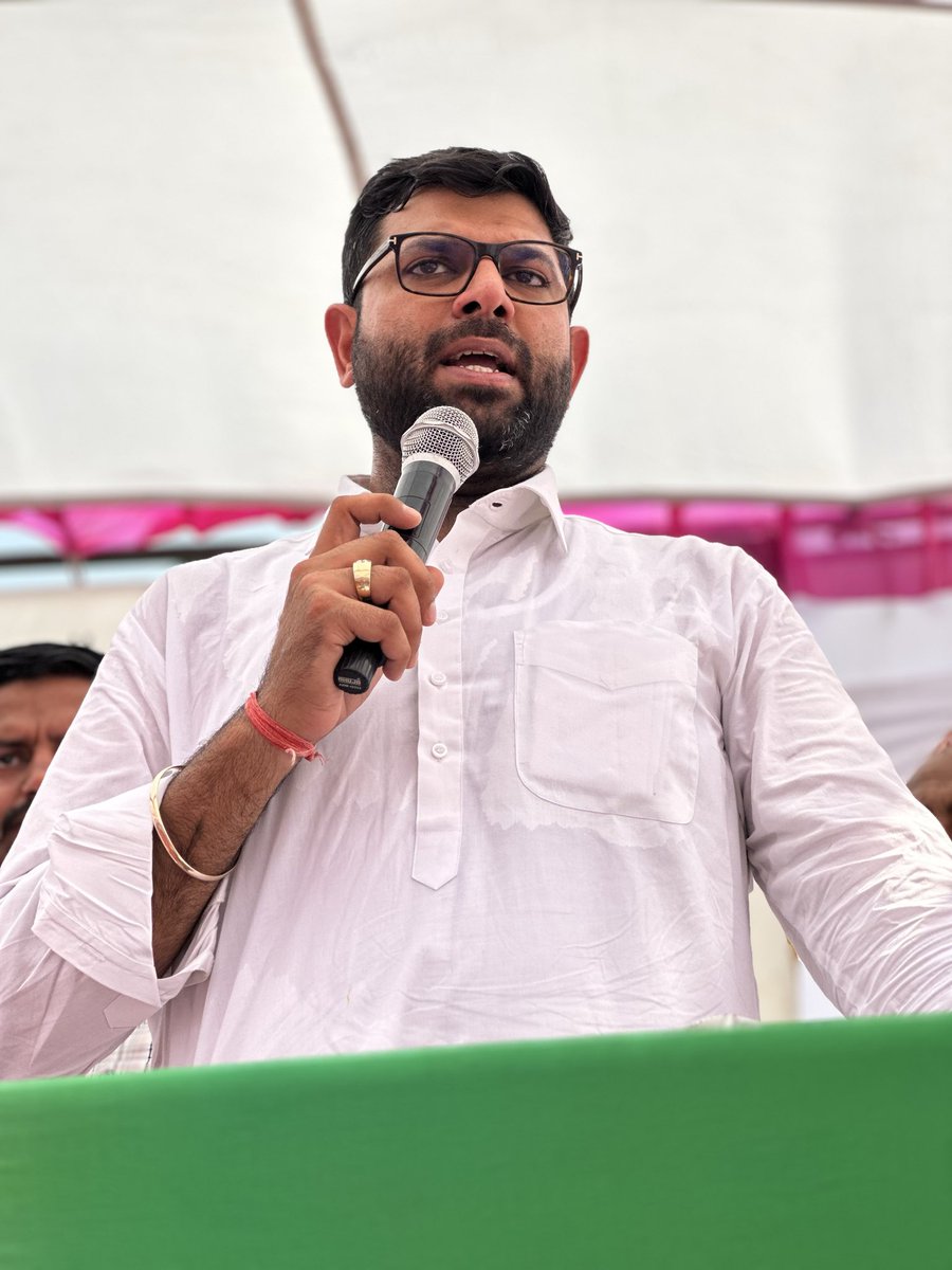 DVJChautala's tweet photo. हमने राम को तो नहीं देखा मगर जनता के लिए रामराज्य बनाने वाले मसीहा जननायक चौधरी देवीलाल जी को बहुत नज़दीक से देखा भी और उनके कामों को जाना भी। वो हमारे लिए किसी देवता से कम नहीं थे 🙏🏽 https://t.co/1hckx7T4cz