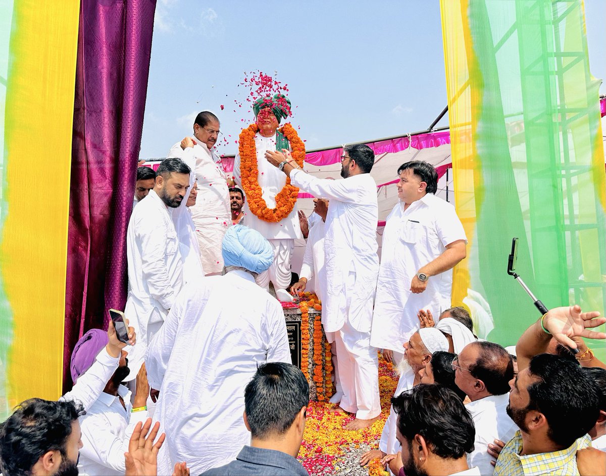 DVJChautala's tweet photo. हमने राम को तो नहीं देखा मगर जनता के लिए रामराज्य बनाने वाले मसीहा जननायक चौधरी देवीलाल जी को बहुत नज़दीक से देखा भी और उनके कामों को जाना भी। वो हमारे लिए किसी देवता से कम नहीं थे 🙏🏽 https://t.co/1hckx7T4cz