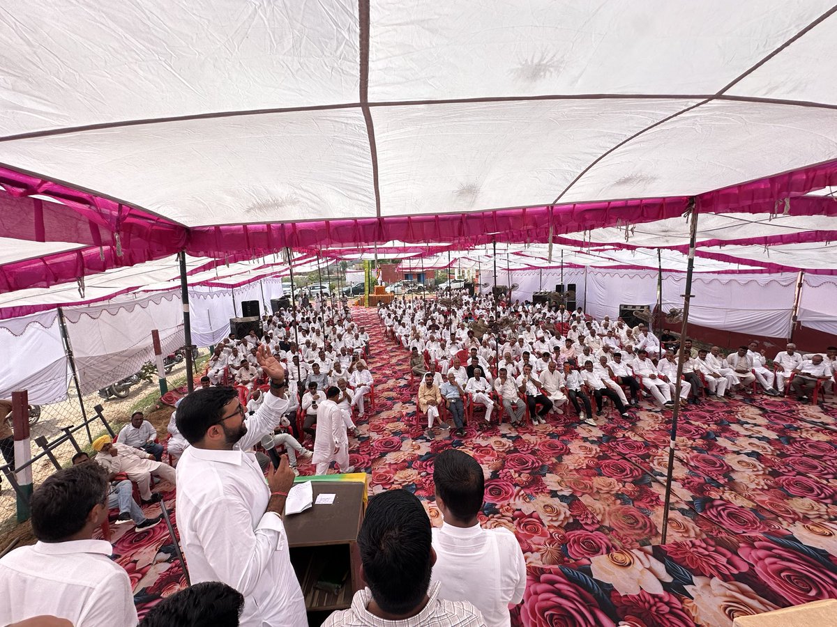 DVJChautala's tweet photo. हमने राम को तो नहीं देखा मगर जनता के लिए रामराज्य बनाने वाले मसीहा जननायक चौधरी देवीलाल जी को बहुत नज़दीक से देखा भी और उनके कामों को जाना भी। वो हमारे लिए किसी देवता से कम नहीं थे 🙏🏽 https://t.co/1hckx7T4cz