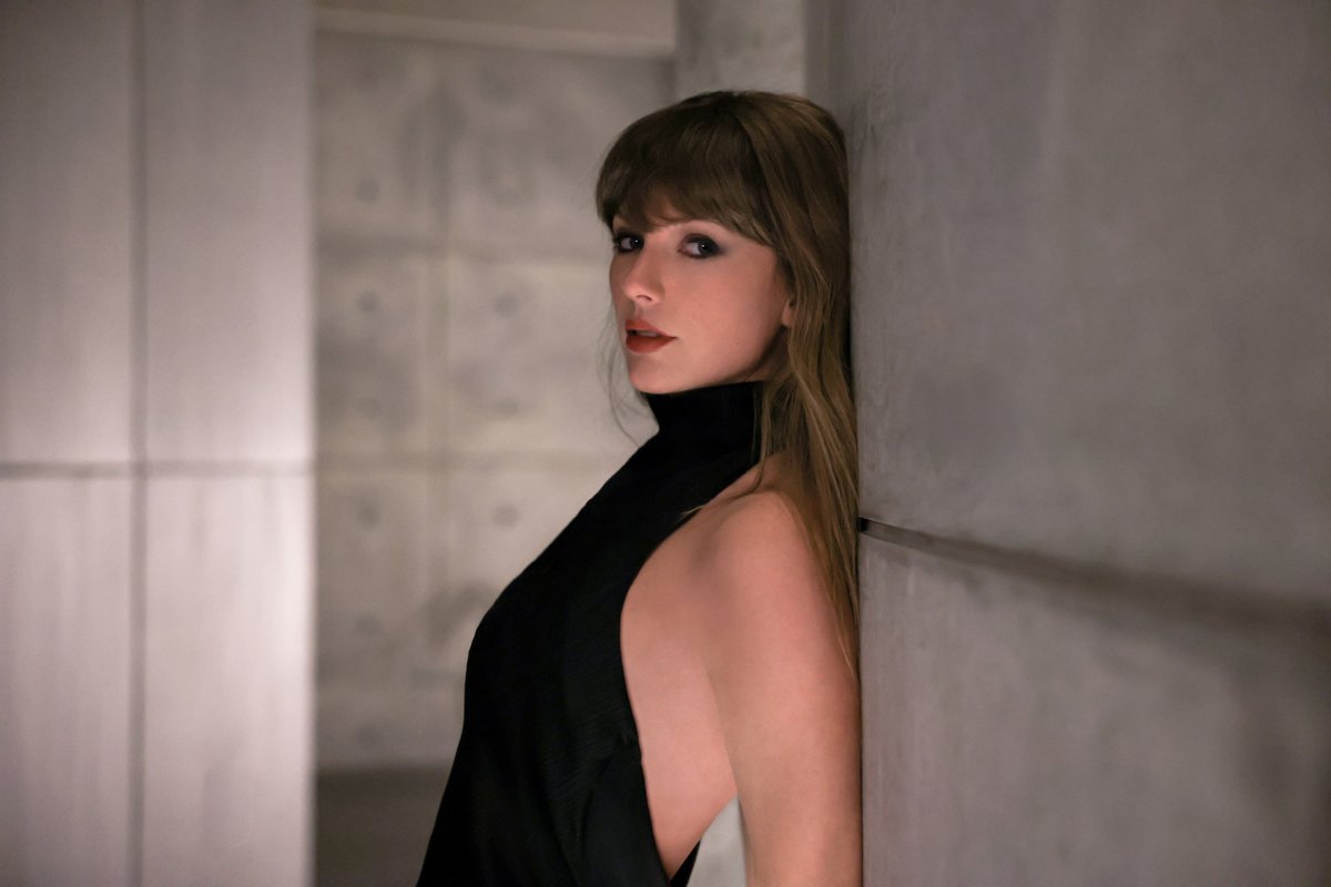 SwiftiesHQs's tweet photo. 🚨 “Patient Zero” is up 2 spots to #2 on US Apple Music! https://t.co/52u2MtGhWN