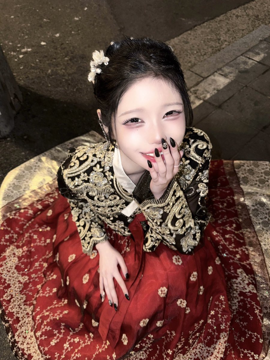 ariskyacid's tweet photo. 아마도 마지막일 한복 라이브 헤헤 바로 내일입니다 ! ! 아리사는 유명한 한복 잘 어울리는 여자임. 모카와 유닛으로 출연해요!

둘이 아이돌 곡 취향이 비슷해서 금방 정한 내일 세트리스트 뿐만 아니라 앞으로 몇 번 더 있을 아리사&모카 유닛 출연 라이브에서 피로할 새 커버곡들도, 준비 중인 오리지널 곡(!!!)도 연습 많이 해오겠습니다 🩷 보여주고 싶던 모습들을 열심히 보여주겠음

그럼 내일 만나자! 보고 싶어요
잘 자길 바라