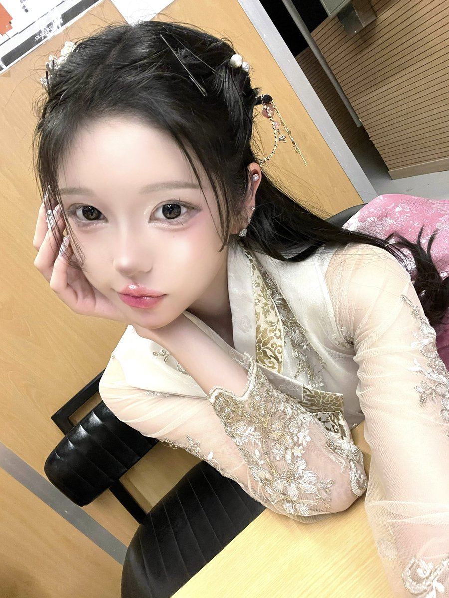 ariskyacid's tweet photo. 아마도 마지막일 한복 라이브 헤헤 바로 내일입니다 ! ! 아리사는 유명한 한복 잘 어울리는 여자임. 모카와 유닛으로 출연해요!

둘이 아이돌 곡 취향이 비슷해서 금방 정한 내일 세트리스트 뿐만 아니라 앞으로 몇 번 더 있을 아리사&모카 유닛 출연 라이브에서 피로할 새 커버곡들도, 준비 중인 오리지널 곡(!!!)도 연습 많이 해오겠습니다 🩷 보여주고 싶던 모습들을 열심히 보여주겠음

그럼 내일 만나자! 보고 싶어요
잘 자길 바라