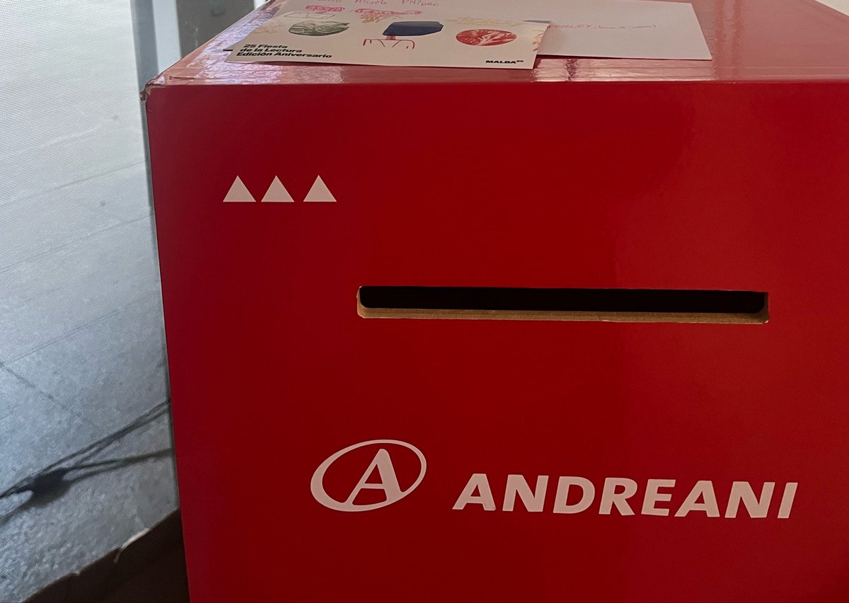 summ3ride4list's tweet photo. el otro dia fui al malba y andreani tenía una accion para mandar cartas como toda lesbiana intensa le mandé una carta a mi novia https://t.co/1EkuEjvOxl