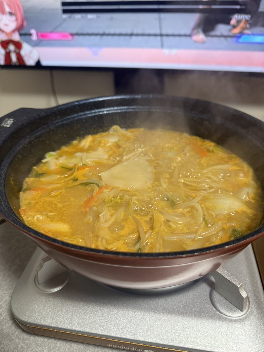 nanaya1206's tweet photo. こんな時間に坦々餃子ボッチ鍋キメてる🥟🍲 https://t.co/ZVfzCjPpu9