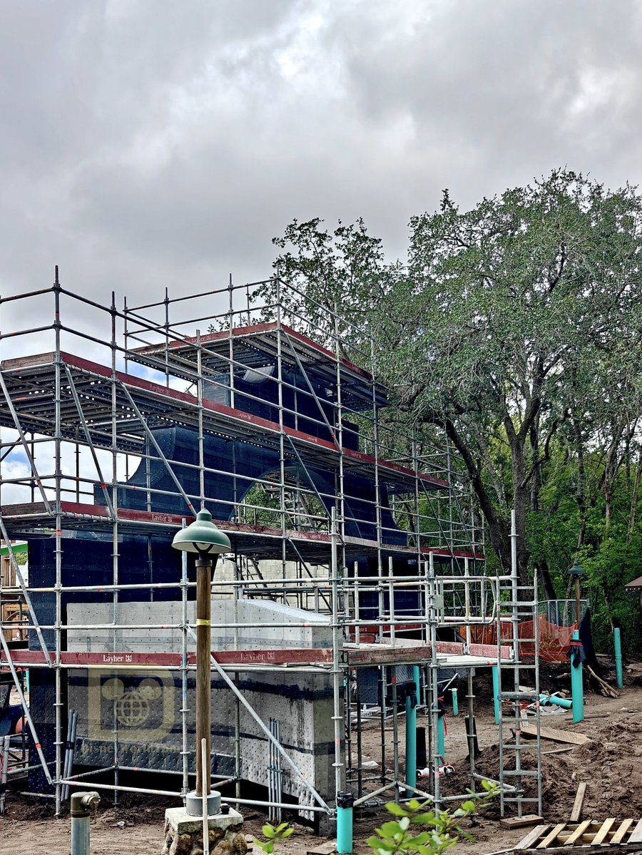 DisneyWorldTom's tweet photo. 🏗️ Tropical Americas continues to rise at Disney’s Animal Kingdom. During my visit, more steel was visible across Pueblo Esperanza, while construction also continues on the new entrance archway. The shape of the area is becoming much easier to see! https://t.co/JYMn0jJEui