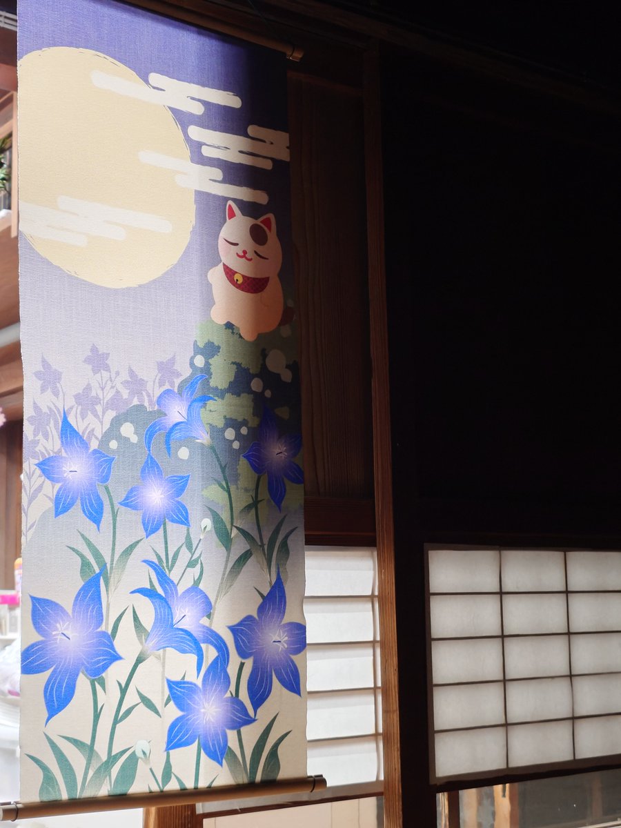 3838Ode's tweet photo. お疲れ様です(*^^*)
今宵は十五夜🎑
千葉の夜空には白銀に輝く月が雲間に見え隠れして幻想的です。

先日の豪雨で被害に遭われた契約者様への対応に気を張っていたので綺麗な月に癒されます。

逃げ回っていたヤマネさん。スタバのカップの中で生クリームまみれてた!!そのまま確保✌ふぅ～！ https://t.co/oONeDh2QeS