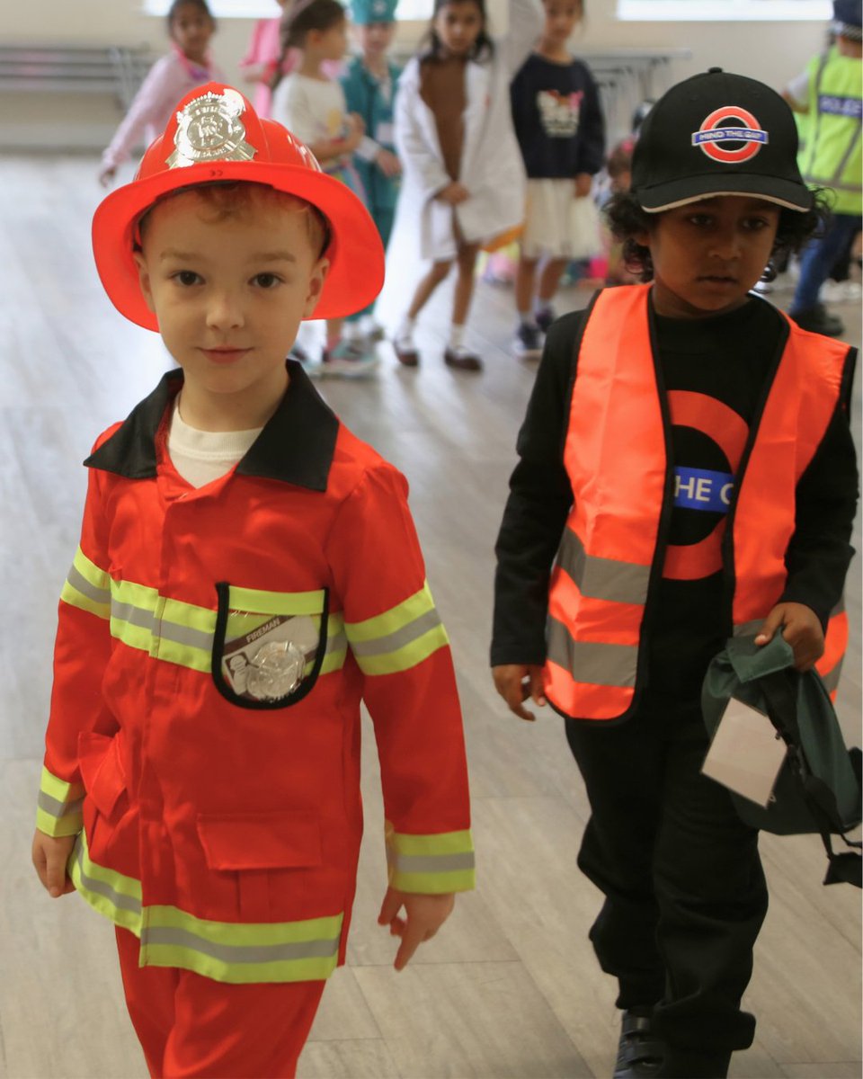 OaklandsSch's tweet photo. There were some fantastic costumes at Oaklands today as our pupils dressed up as what they would like to be when they grow up for Aspiration Day!

https://t.co/mqkmzU4t48
#OaklandsSchool #AspirationDay #FoodBank #Loughton #OakTreeSchools https://t.co/PHCb8sqpaH