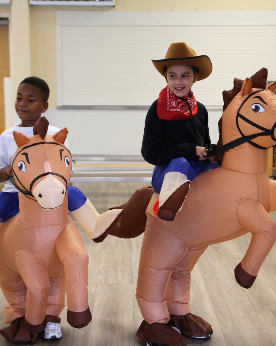OaklandsSch's tweet photo. There were some fantastic costumes at Oaklands today as our pupils dressed up as what they would like to be when they grow up for Aspiration Day!

https://t.co/mqkmzU4t48
#OaklandsSchool #AspirationDay #FoodBank #Loughton #OakTreeSchools https://t.co/PHCb8sqpaH