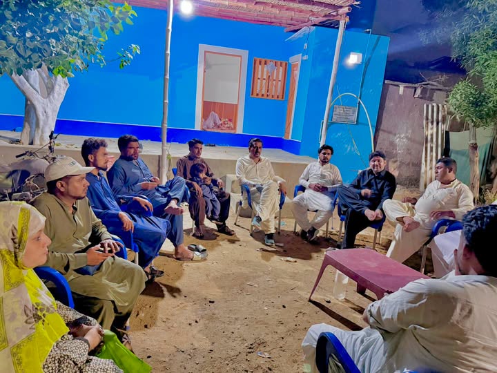 Umairjadoonppp's tweet photo. ہمارے ارد گرد کچھ لوگوں کا مائنڈ سیٹ منفی سوچ سوچ کر بالکل نیگیٹو  بن جاتا ہے۔۔ پھر آپ چاہیں جتنا اچھا کر لیں۔۔ انہوں نے 📷 ہی نکالنا ہے۔۔ ان کو آپکی نیت اور کوشش نظر نہیں آئیگی۔۔ #EmpoweredMirpurkhasWomen #MirpurkhasPinkScooties https://t.co/HQ3eJH0urM