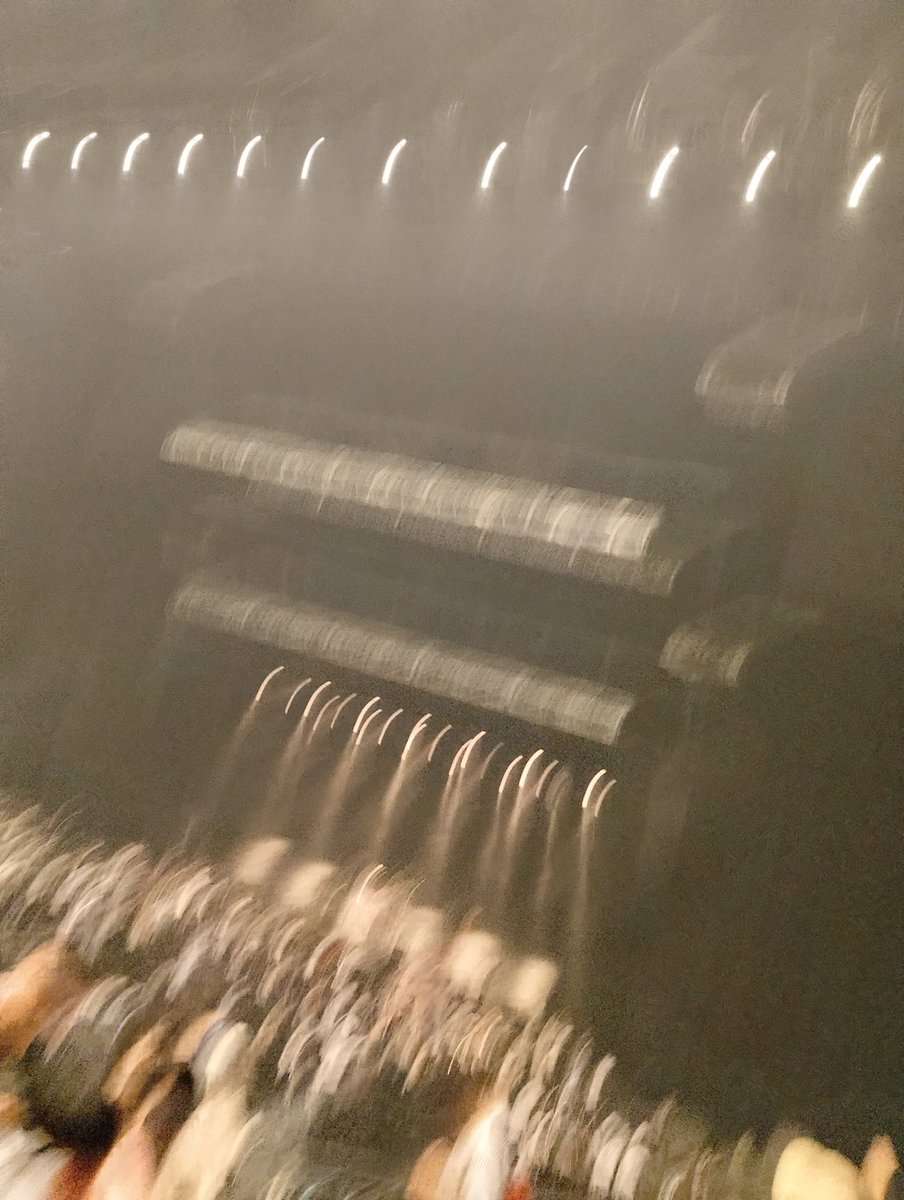 kitakitakit's tweet photo. ・
【kanekoayano】
「kanekoayano World Tour 2026」
TOKYO：TOKYO GARDEN THEATER
3人編成は初見でした。
そりゃそうかとも思うけど、ノイズ抑えめ、歌と音を大事にしてた印象。うち2曲でフルートを吹いていた。リバーブがかかっていたのもあ���けど、合うもんだな、と思った。ピンボケもたいがいやで https://t.co/LGBisODi4Q