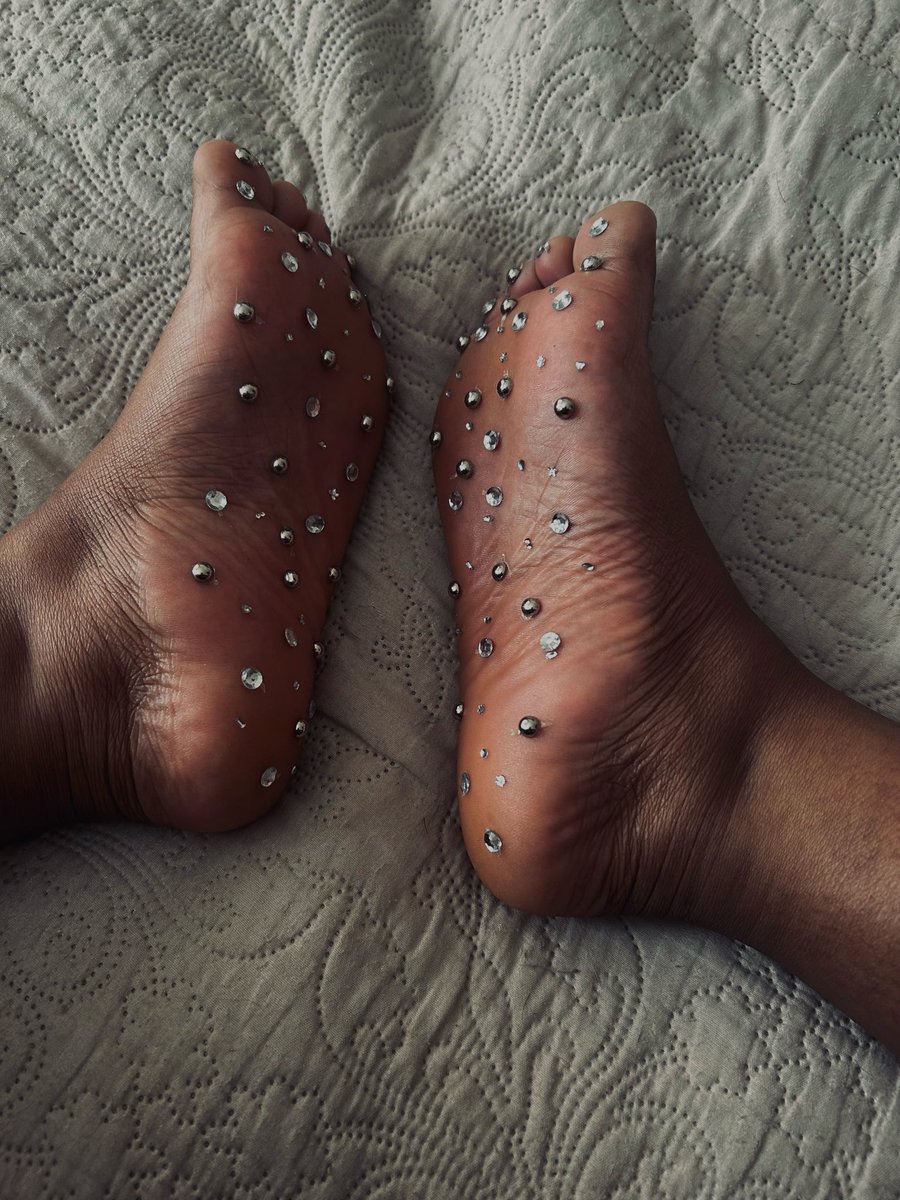_Prettypiggies's tweet photo. Bratty by nature, bedazzled by choice. ✨💎 #soles #feetfetish #silver https://t.co/aQmWooUxES
